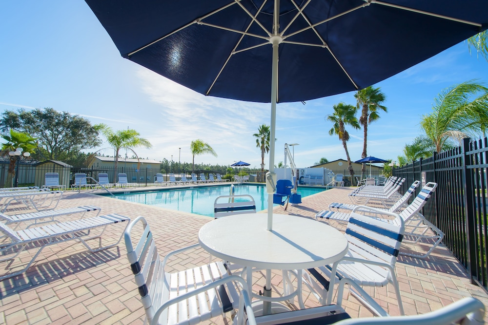 Grove Ridge RV Resort - carbon neutral hotel in Zephyrhills
