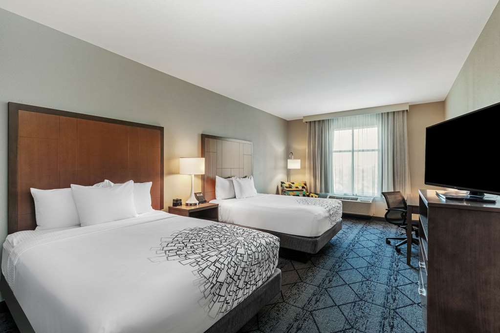 La Quinta Inn & Suites by Wyndham Kansas City Beacon Hill - featured photo