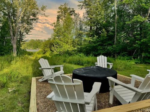 Winnisquam Landing Lakefront Firepit Deck — hotel in Tilton