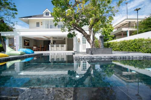 Villa De White House — 5-Star Luxury Hotel in Pak Chong, Thailand