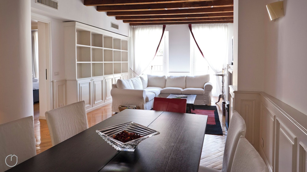 Italianway Garibaldi 55 Large — 4-Star Luxury Hotel in Milan, Italy
