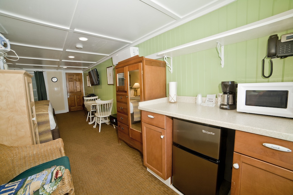 Georgianne Inn & Suites - photo 29