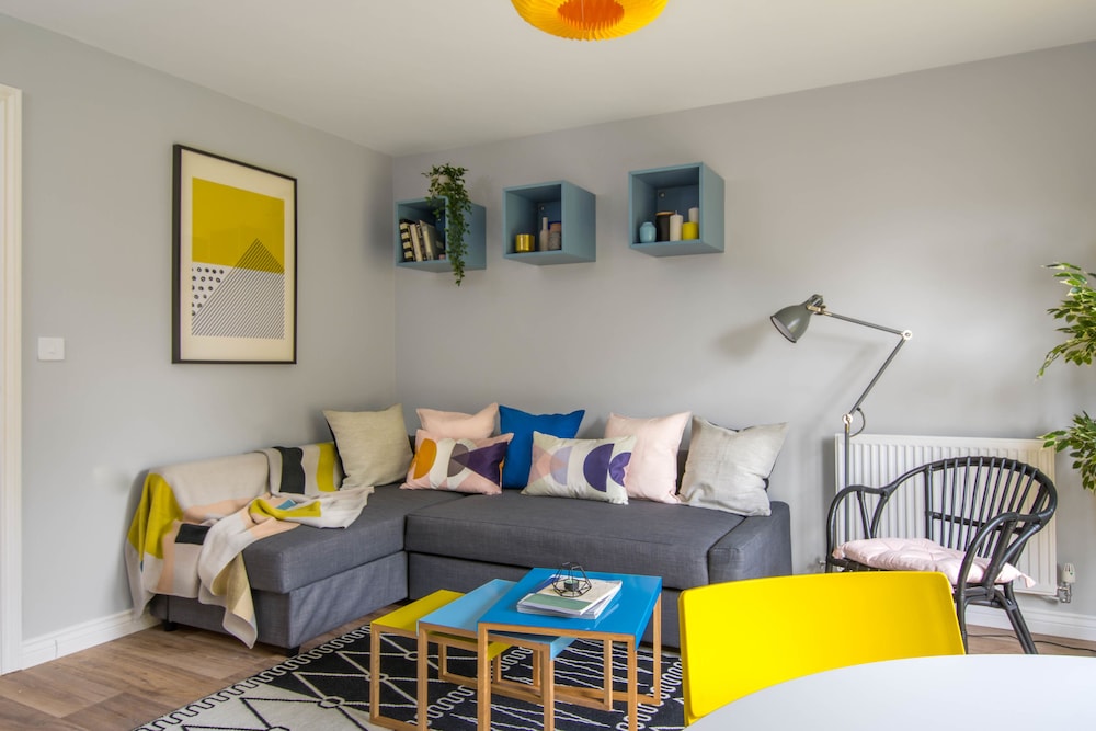 Deco Spacious Townhouse — 4-Star Luxury Hotel in Coventry, United Kingdom