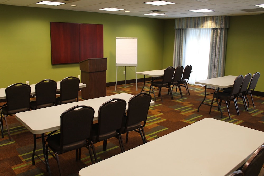Holiday Inn Express & Suites Starkville by IHG - photo 43