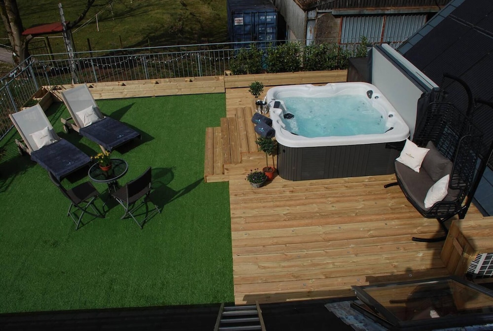 Luxury Duplex Sleeps 2 Hot Tub Parking in Perth, United Kingdom