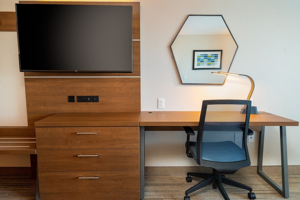 Holiday Inn Express & Suites Las Vegas E Tropicana by IHG - photo 11