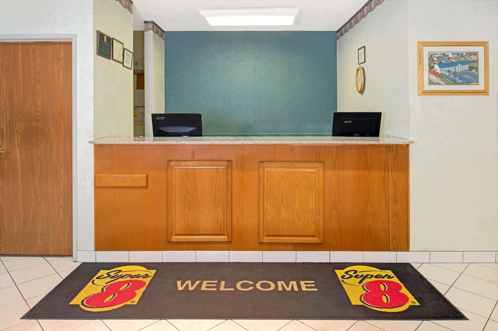 Super 8 by Wyndham Pontoon Beach IL St. Louis MO Area - photo 2