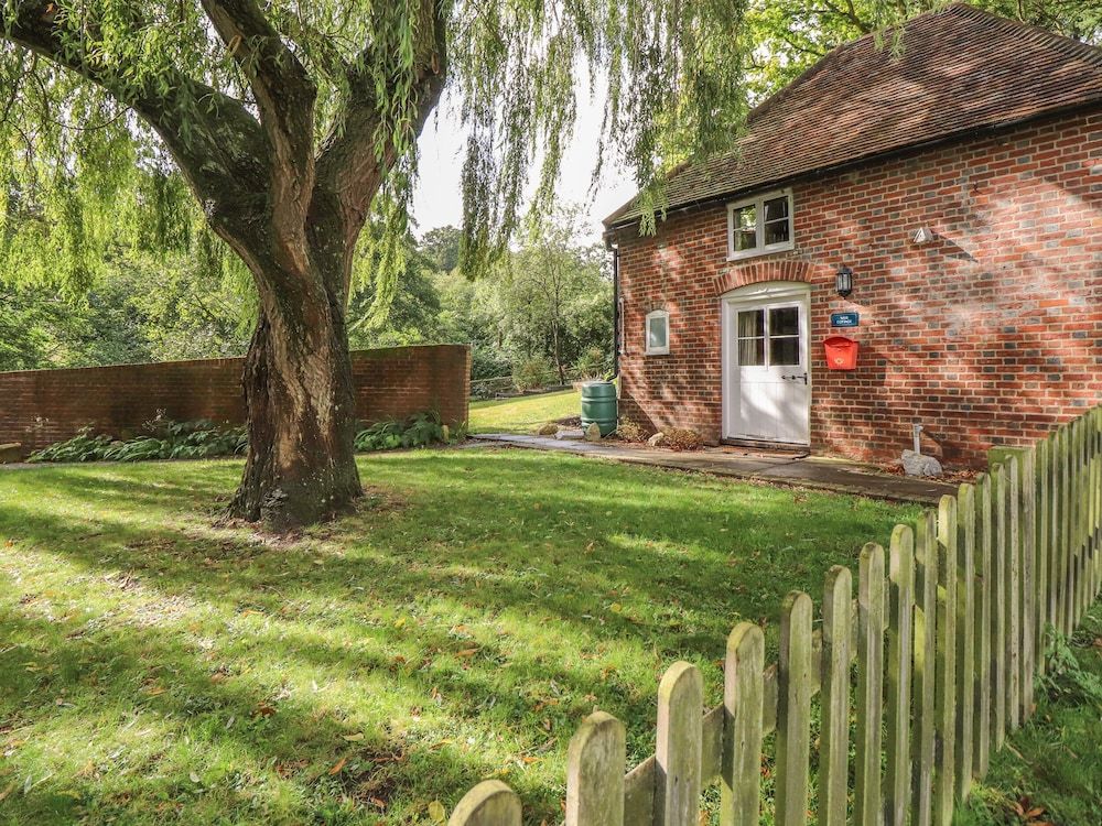 Weir Cottage — 4-Star Luxury Hotel in Maidstone, United Kingdom