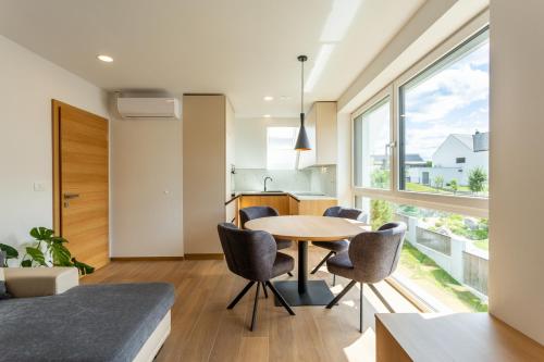 Sunny Green Escape 21613885 — Lesce