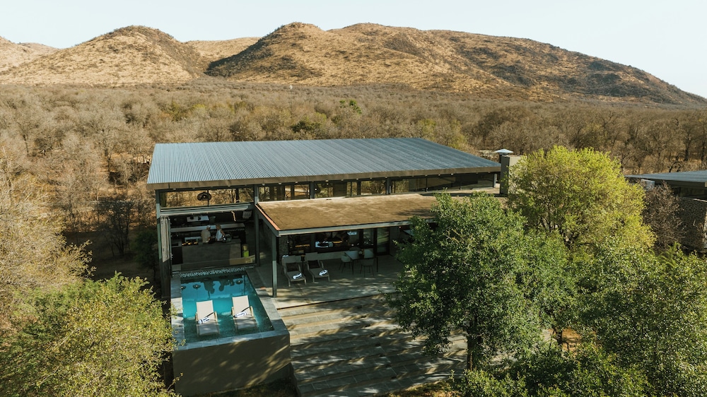 Umoya Safari Lodge — 4-Star Luxury Hotel in Mogwase, South Africa