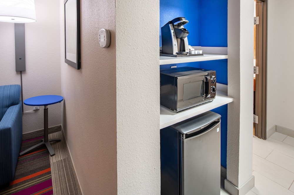 Holiday Inn Express & Suites N Waco Area West by IHG - photo 22