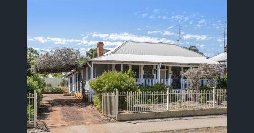 Roseneath Queen Room with Private Bathroom — hotel in Northam