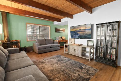 The Wolf Lodge Fireplace Fenced Yard Barbecue — 4-Star Luxury Hotel in Big Bear City, United States