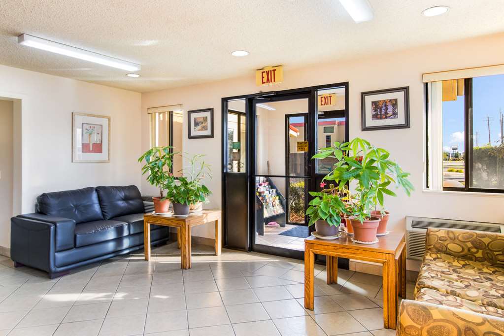 Econo Lodge Norwalk - photo 7