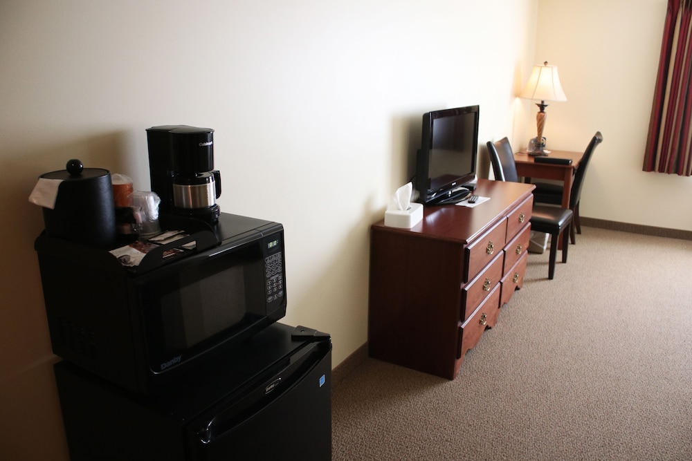 Edgewood Hotel & Suites - photo 13