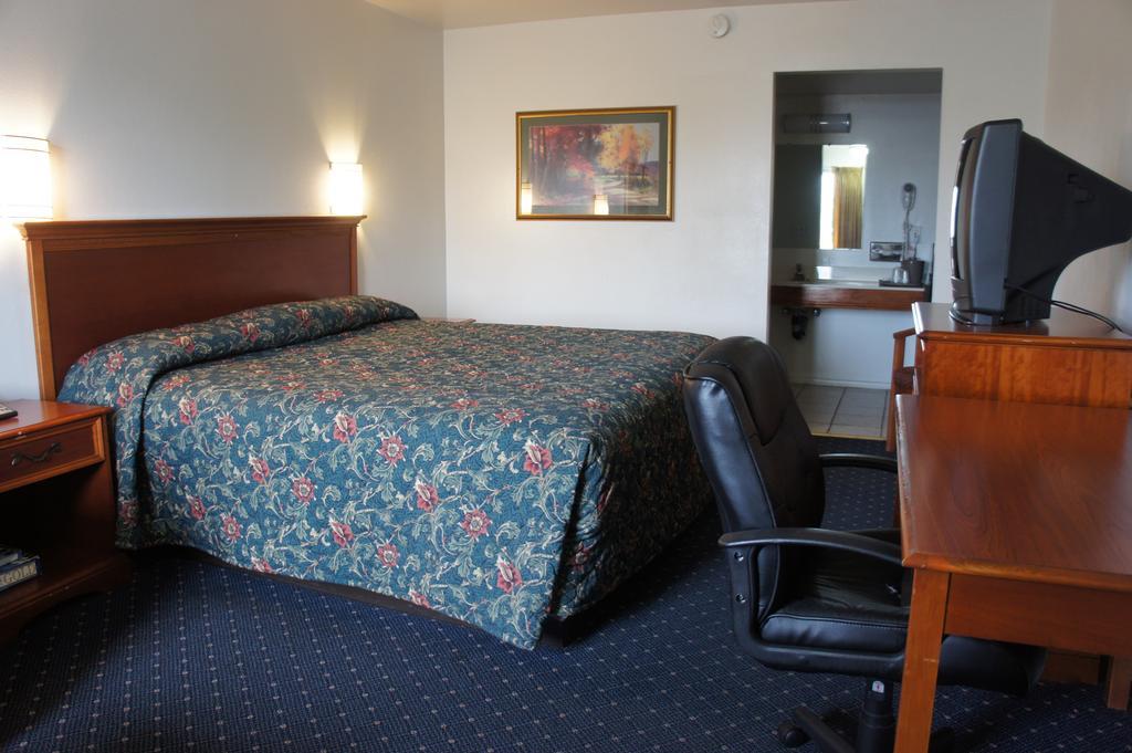 Best Interstate Inn - photo 12