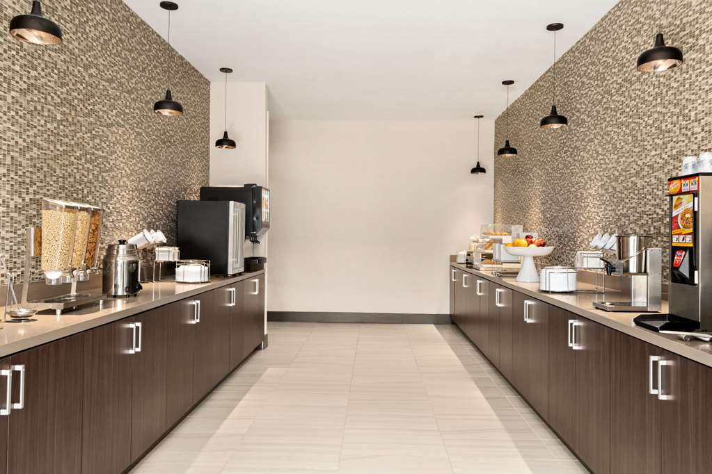 La Quinta Inn & Suites by Wyndham Orlando IDrive Theme Parks - photo 29