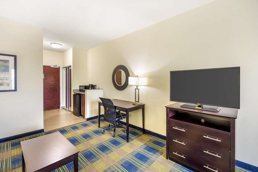 Best Western Plus Pratt - photo 27