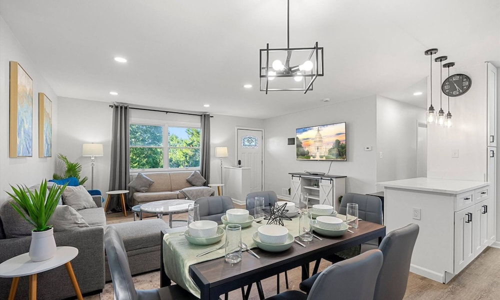 Upscale Old Town Views 3BD Lux in Alexandria, United States