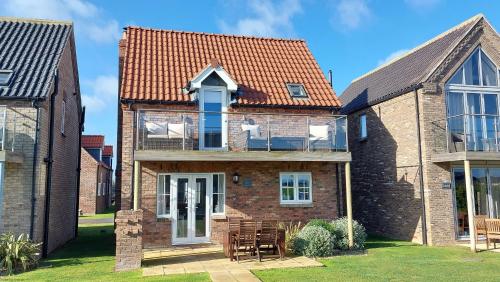 Brigg End View The Bay 2 bedrooms with ensuites balcony with sea view parking 2 dogs welcome in Filey, United Kingdom