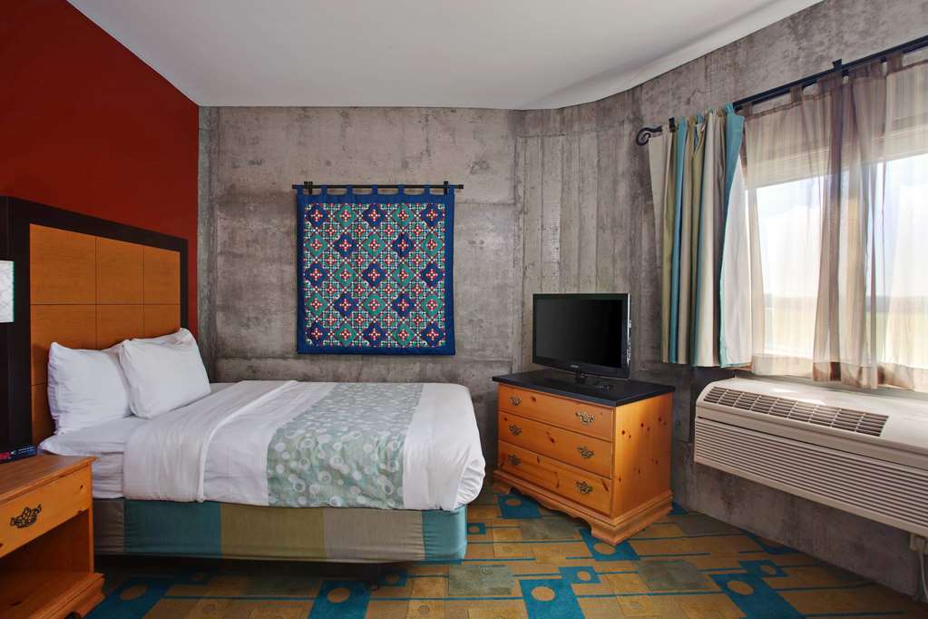 La Quinta Inn & Suites by Wyndham Irvine Spectrum - photo 11