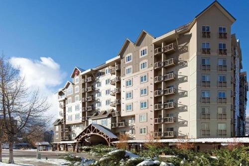 Enjoy the Vail Valley in this 2BD condo with resort amenities pool game room etc in Avon, United States