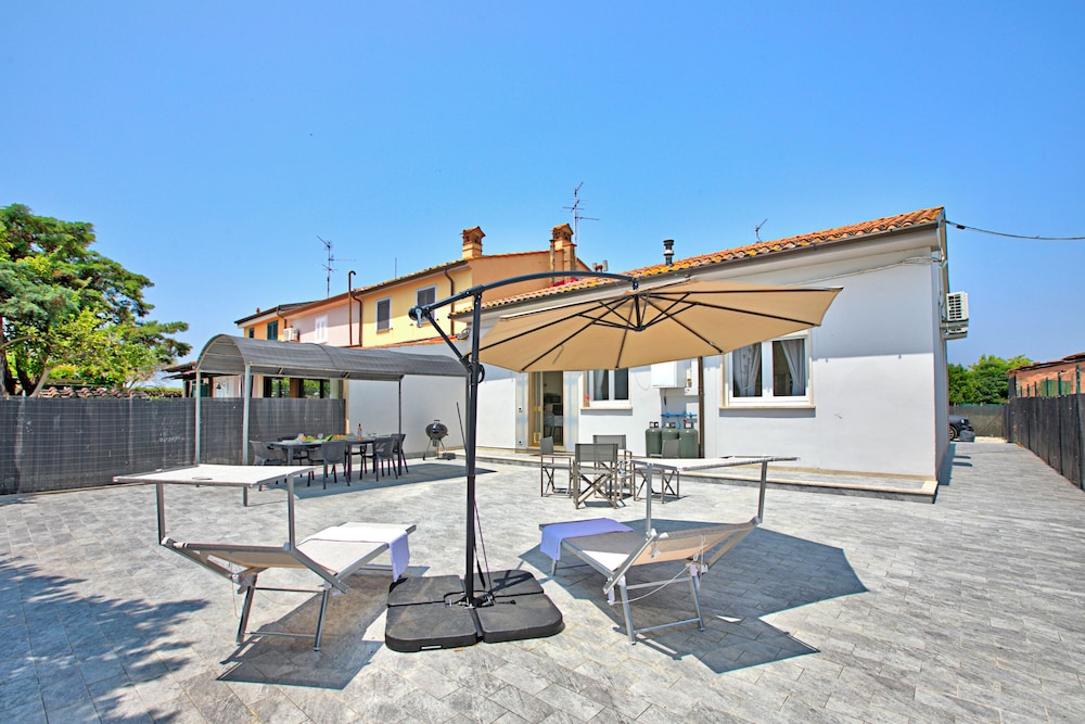 La Siesta Happy Rentals — 4-Star Luxury Hotel in Torre Del Lago Puccini, Italy