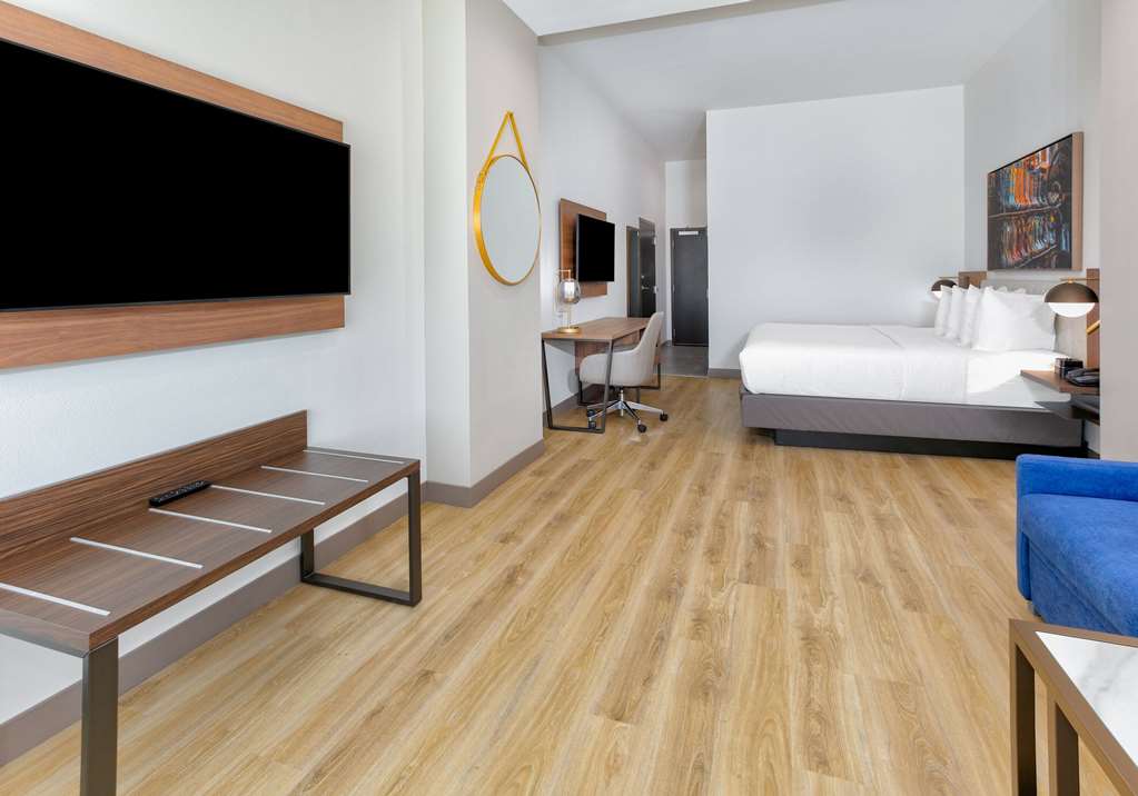 La Quinta Inn & Suites by Wyndham Terrell - photo 26
