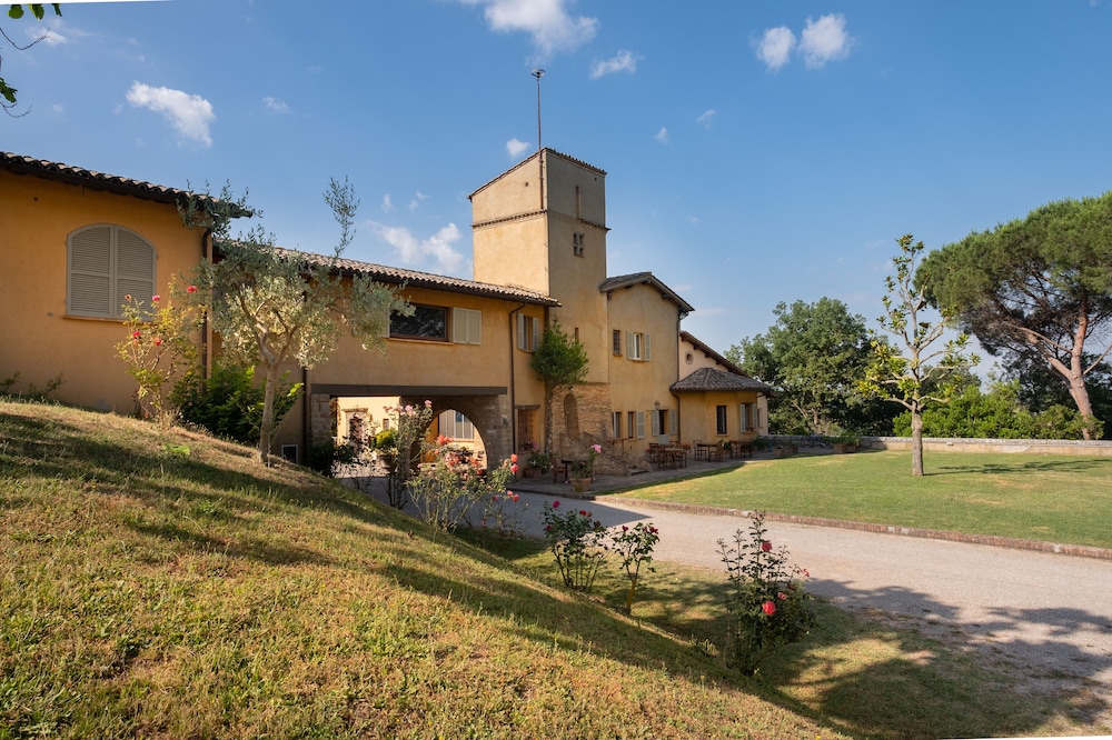 Agriturismo Le Cerque — 4-Star Luxury Hotel in Collazzone, Italy