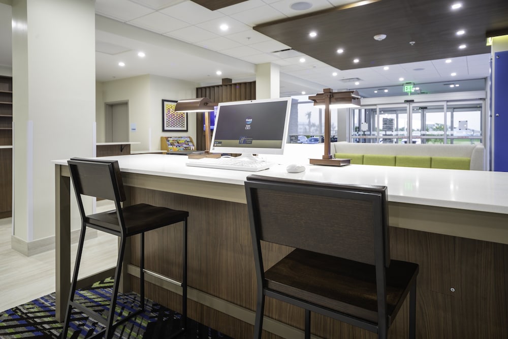 Holiday Inn Express & Suites Fort Myers Airport by IHG - photo 31