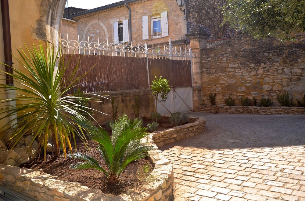 Locus Amoenus - carbon neutral hotel in Avignon