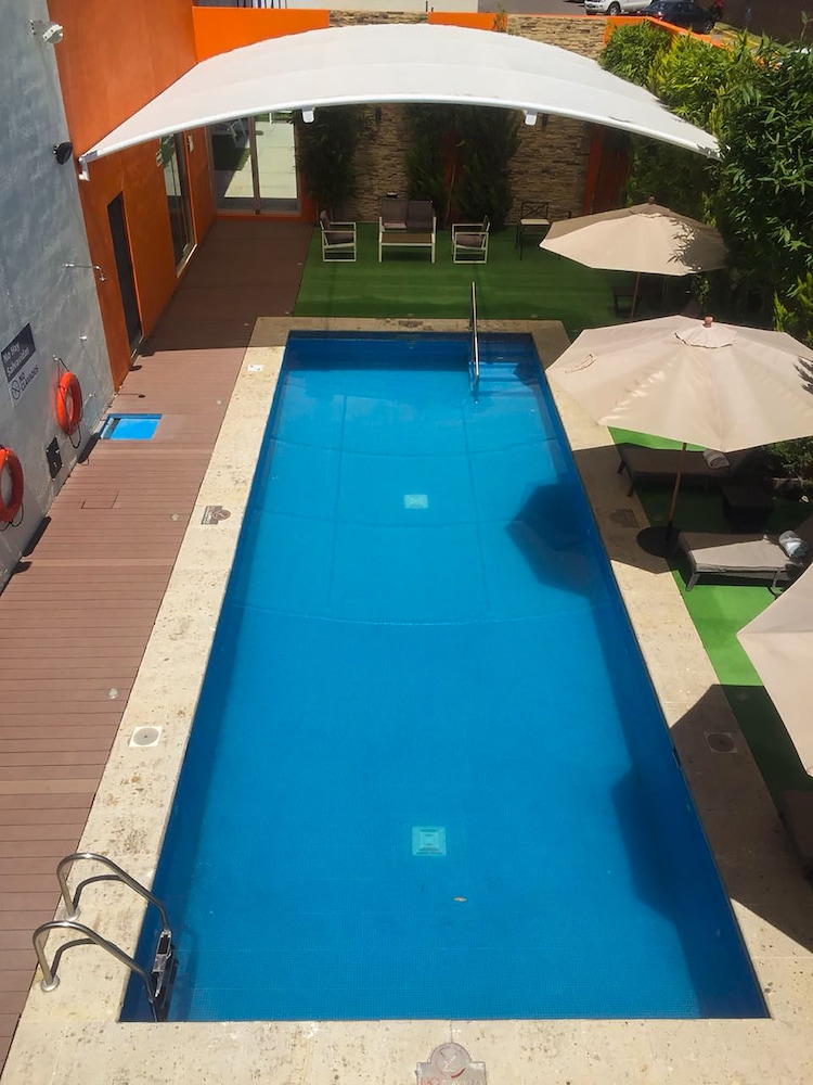 Indoor/outdoor pool
