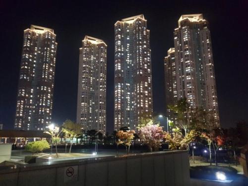 Sky lounge with Han River view Ilsan Lake Park KINTEX Goyang Sports Complex Gimpo Airport Landmark Stay in Ilsan — 4-Star Luxury Hotel in Goyang-Si, South Korea