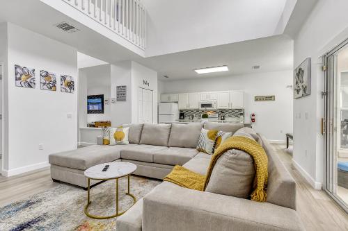Stunning 5 bedroom pool home in gated community minutes from Disney — 4-Star Luxury Hotel in Kissimmee, United States