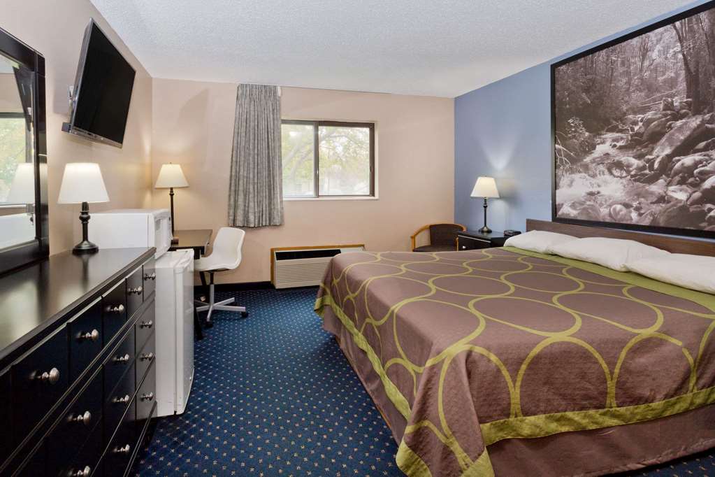 Super 8 by Wyndham Rockford I 90 Casino District - photo 15