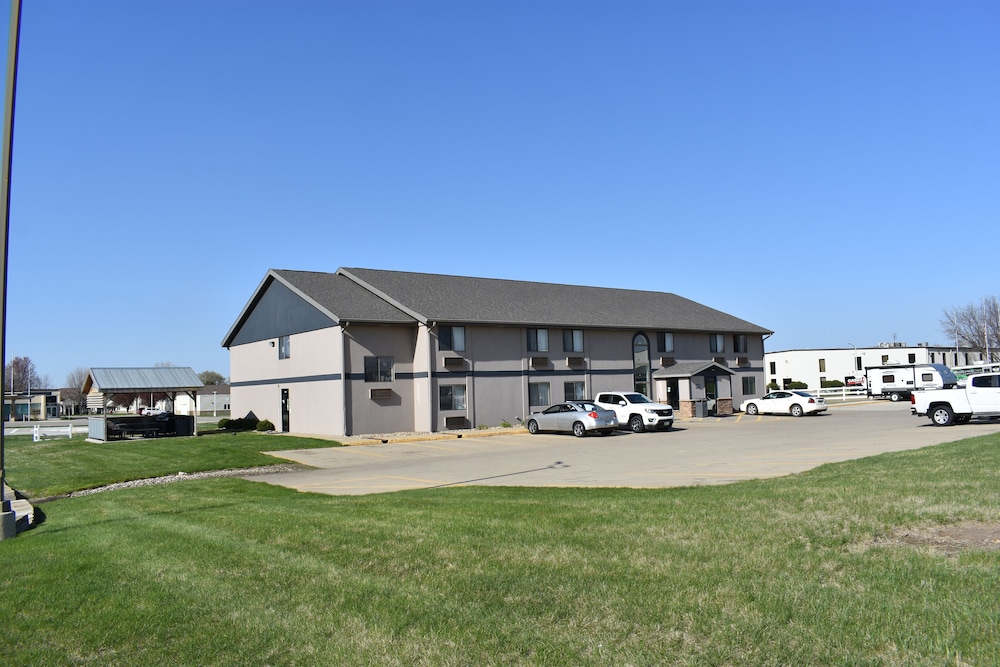 Heartland Hotel and Suites - photo 33
