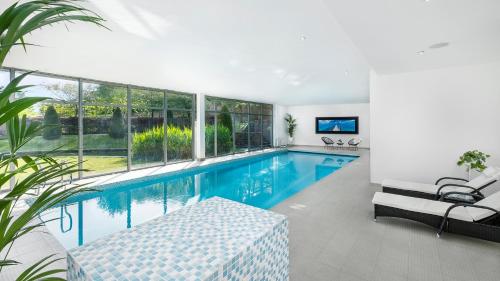 Luxury 10 000 Sq Ft 7 bed Mansion With Indoor Pool — 4-Star Luxury Hotel in Sidcup, United Kingdom