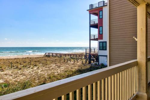 Salty Hammocks A2 by Carolina Beach Realty — 4-Star Luxury Hotel in Carolina Beach, United States