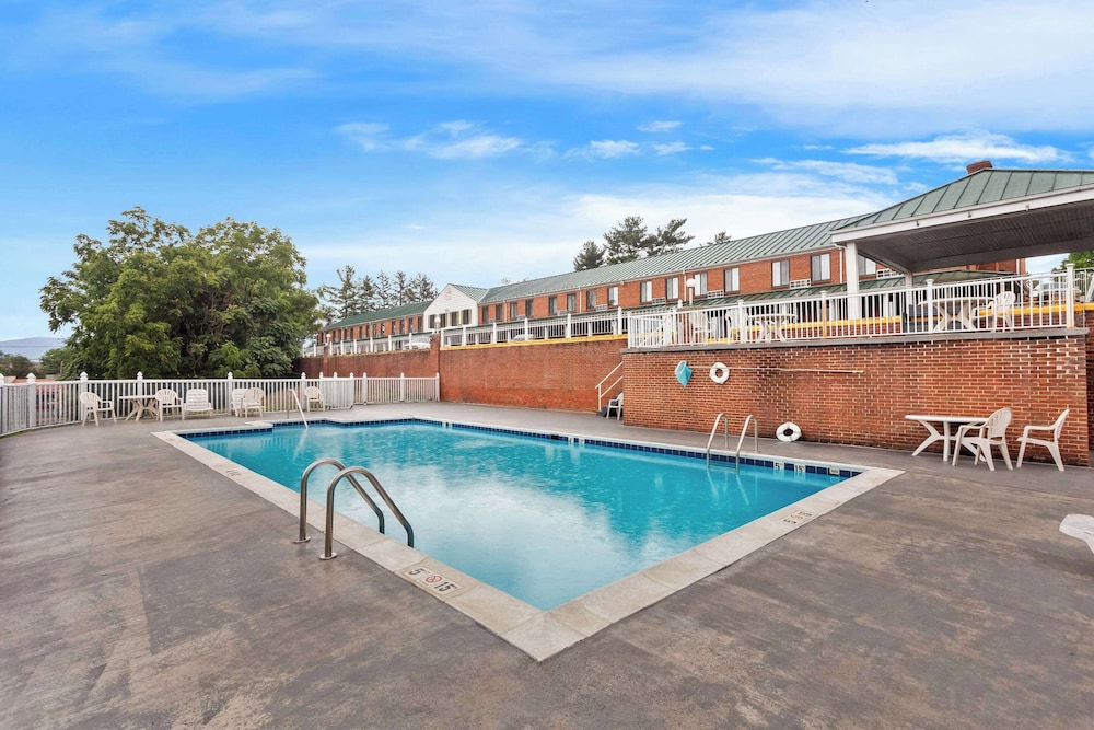 Econo Lodge Waynesboro Skyline Drive - photo 16