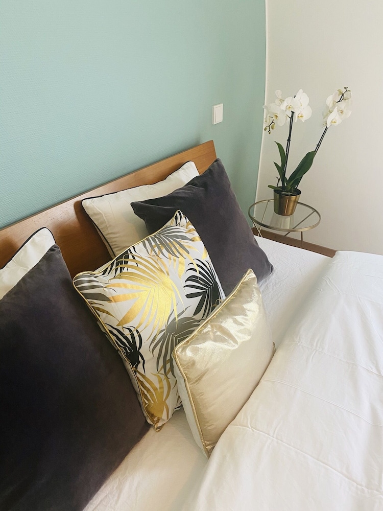 Luxury Green Penthouse Center Parking — 4-Star Luxury Hotel in Luxembourg, Luxembourg