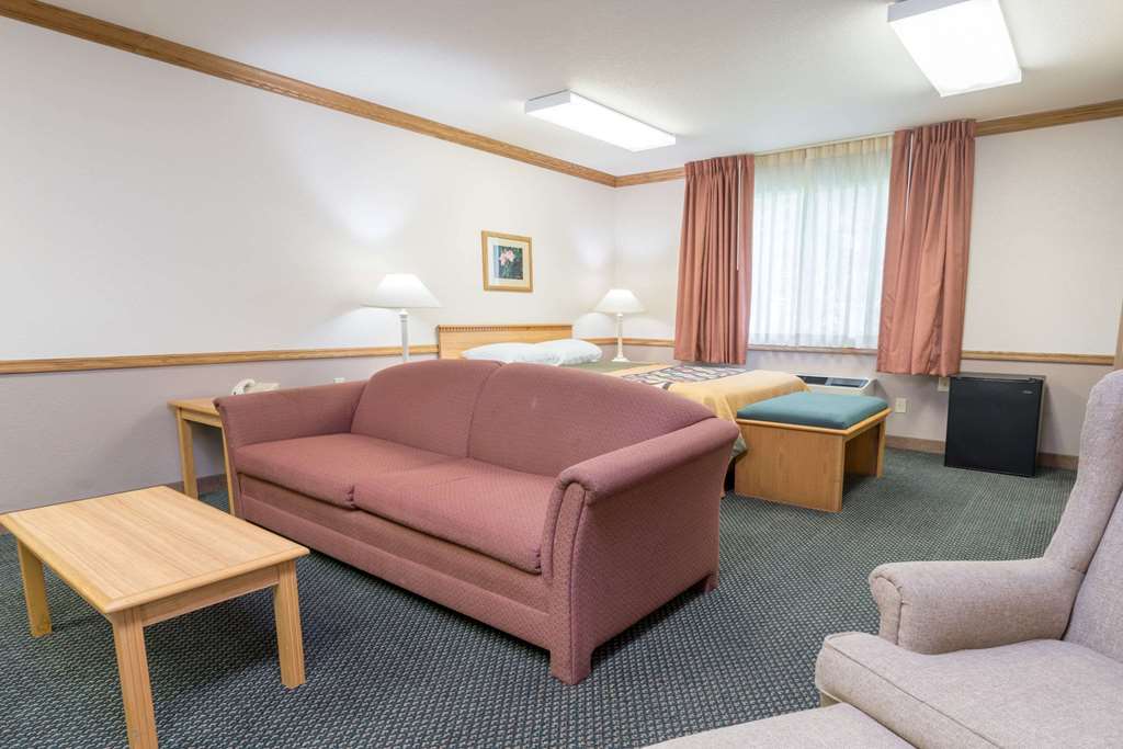 Super 8 by Wyndham Sheldon - photo 11