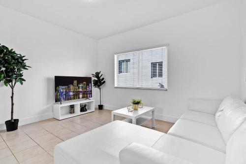 Charming 3BR 2Bth Apt ENJOY the 8th Street — 4-Star Luxury Hotel in Miami, United States