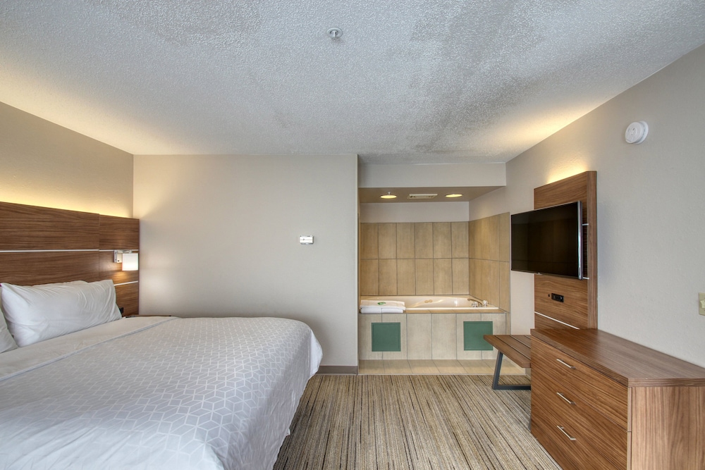 Holiday Inn Express Hotel & Suites Oshkosh by IHG - photo 16