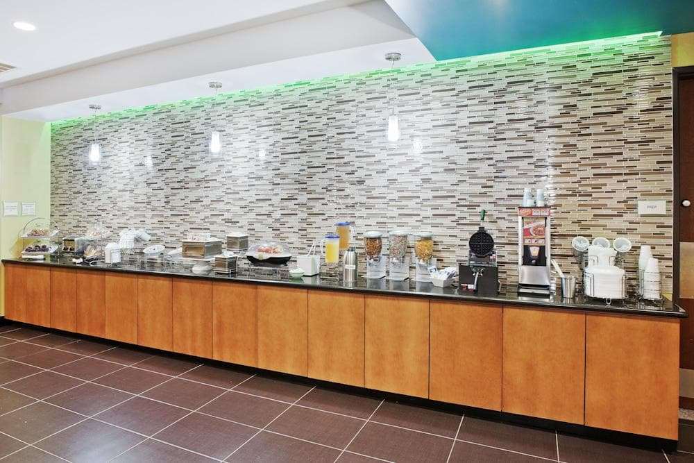 La Quinta Inn & Suites by Wyndham Tulsa Catoosa Route 66 - photo 43
