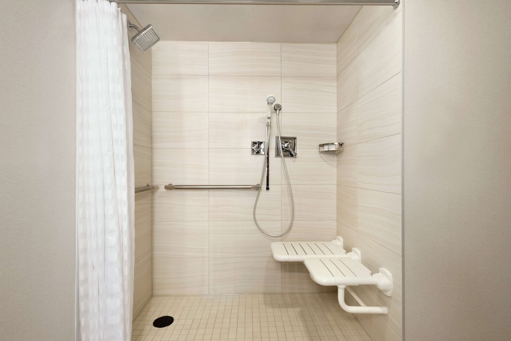 Embassy Suites by Hilton Indianapolis Downtown - photo 35