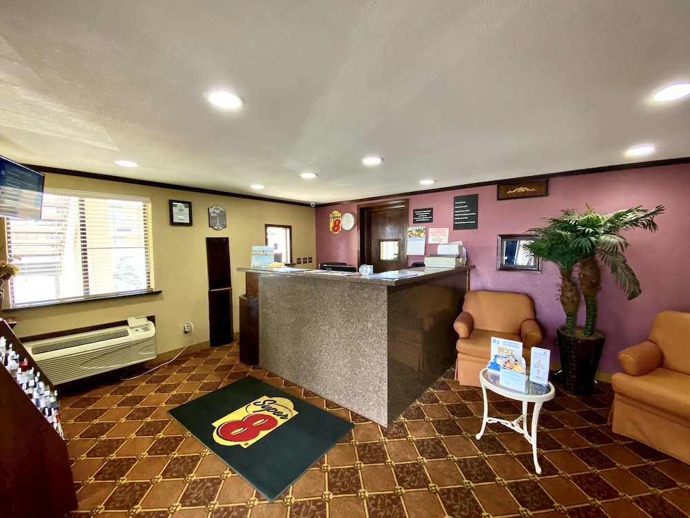 Super 8 by Wyndham Shawnee - photo 4