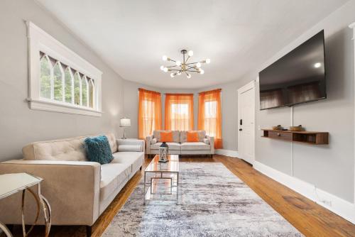 Modern 2BR Mins to Univ Zoo Destiny Downtown — 4-Star Luxury Hotel in Syracuse, United States