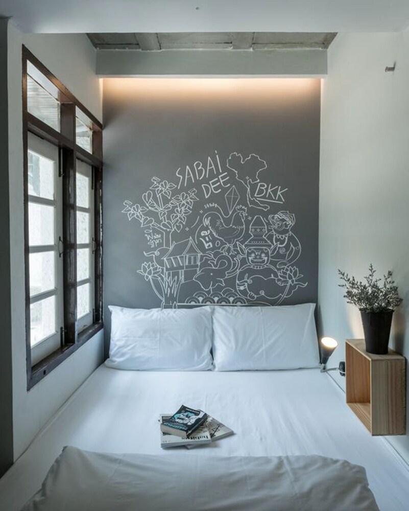 LiveItup Chitlom Hostel