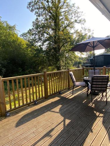 Chalet 64 Lakeside Glan Gwna Holiday Park — 4-Star Luxury Hotel in Caernarfon, United Kingdom