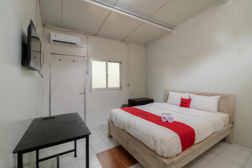 RedDoorz Syariah at Taman Green Legon in Bekasi, Indonesia